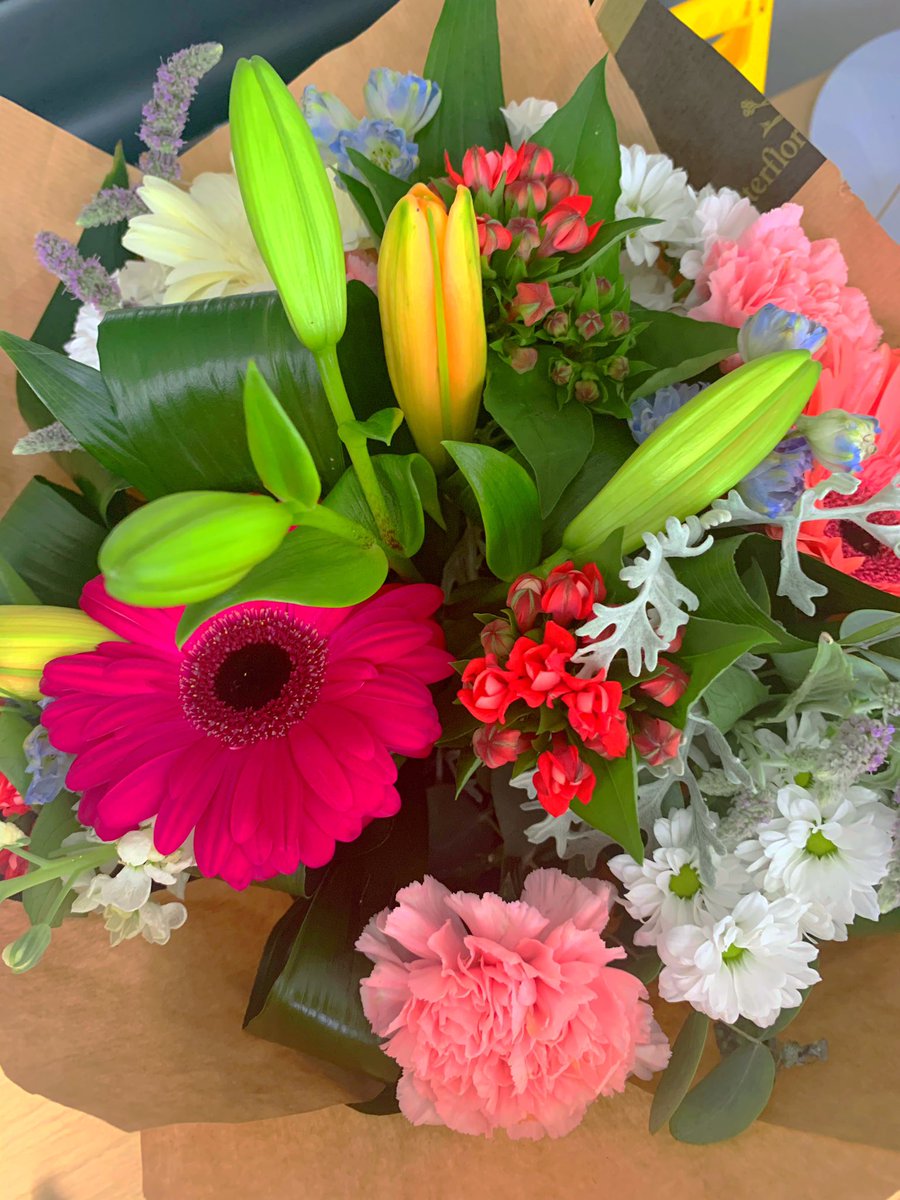 ChristallaJ's tweet photo. Just got back from backing boards in Year 6 today and found these in my desk! #Lovemyjob #Lovethepeopleiworkwith #andImFeelingGood 🌻 #HTwellbeing https://t.co/jYOw8QqBUd