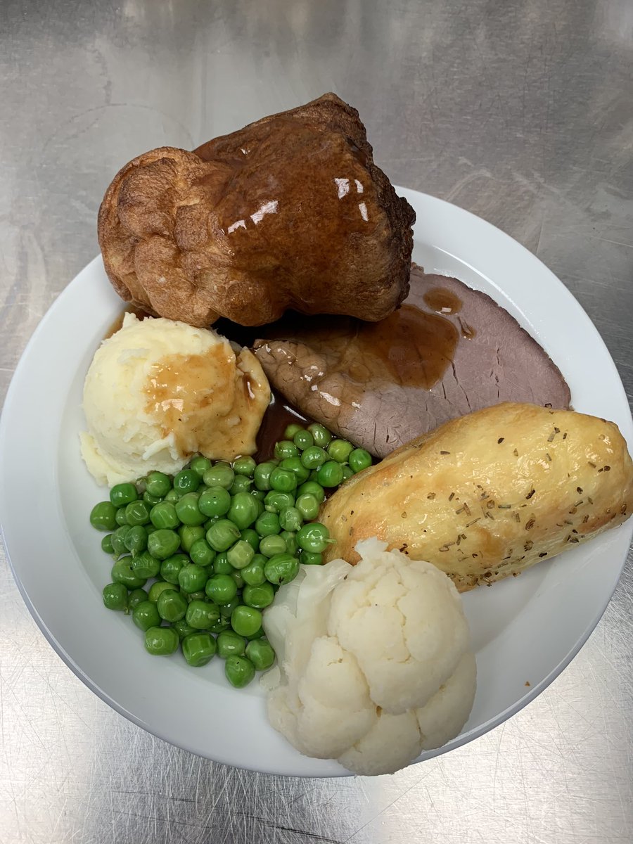 cheftonymulgrew's tweet photo. The last #schoolroastlunch of the summer term. #peas from #schoolgarden #local #britishbeefandveg @JeanetteOrrey @gardenorganicuk @freshfieldsfood @PSCMagazine @EDUcateringmag #bubbles2020 https://t.co/nVmJlxjVAx
