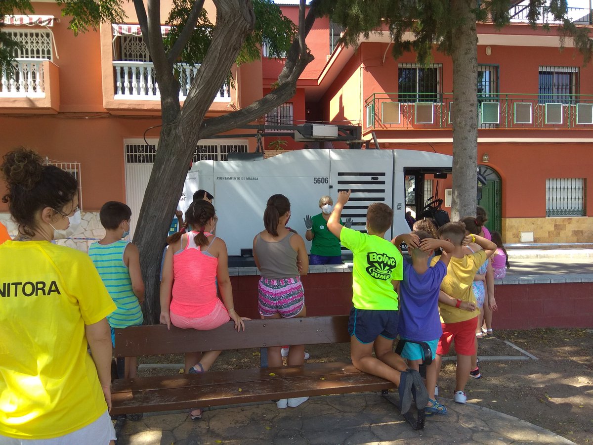 AgentesMalaga's tweet photo. Ayer estuvimos colaborando en el Campamento urbano de @AsocNenaPayne Explicamos a los niños cuál es nuestro trabajo diario. Muchas gracias!! https://t.co/W6W0JZintD