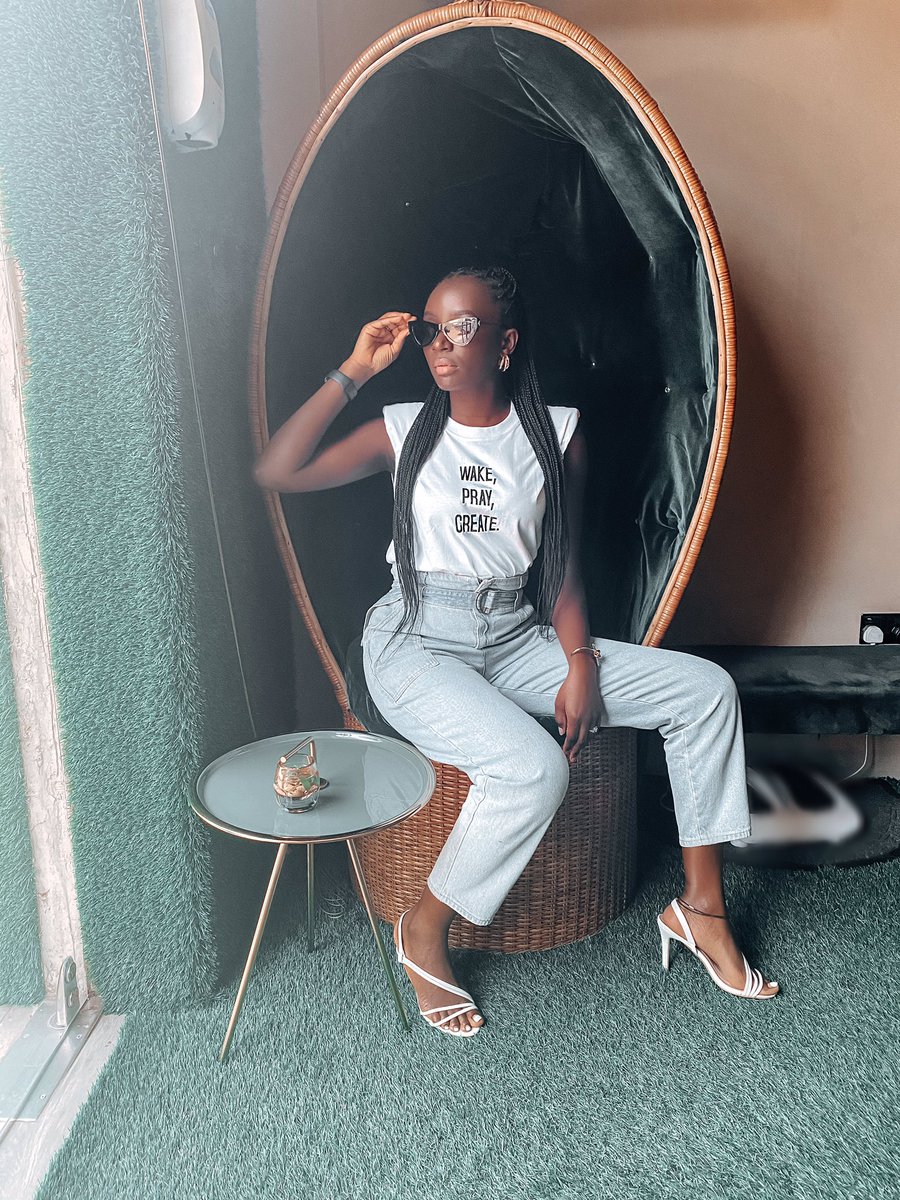 We’re stealing bloggerbabe @chantelldapaah STYLE because why not??😍😎
#styleHack #PaddedTee  #shopWinskys