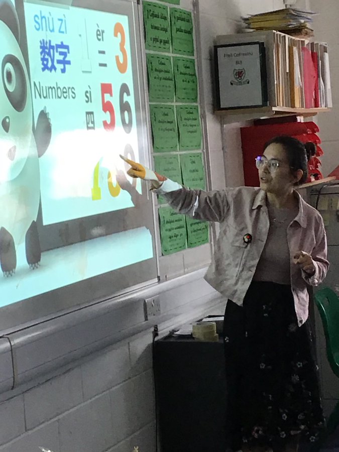 Gwersi Mandarin yn yr Hwb heddiw! Mandarin lessons in today's Hwb!