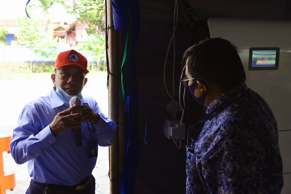swaragamafm's tweet photo. Untuk membantu penanganan #Covid19, @Sylendra_id, sebuah startup pengembang pemanfaatan energi surya, menginstal PLTS darurat bernama Energy Harvester di Posko Dekontaminasi Gugus Tugas Kab. Sleman Selasa kemarin (14/7).
#SylendraPower #NewNormal #NewEnergy #EnergiTerbarukan https://t.co/jaI1OIPtIO