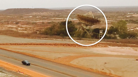 Je vais raconter une histoire particulière. Sur l’autoroute à péage Dakar-Thiès, à hauteur des deux plateaux, on aperçoit une grande antenne en forme de parabole : c’est la station terrienne de communication de Gandoul. Elle se trouve à votre droite en allant vers Thiès.