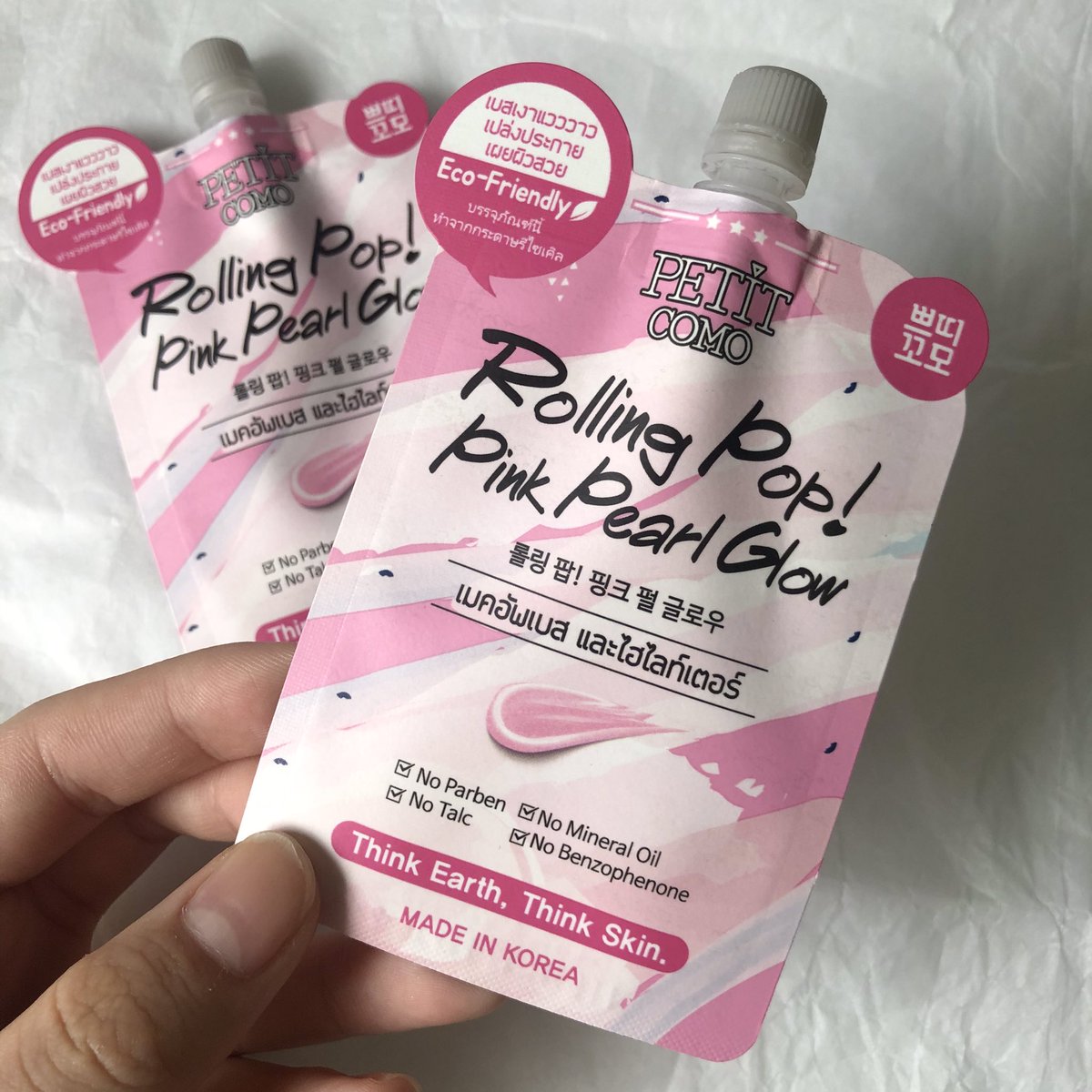 achreview's tweet photo. เมคอัพเบส #RollingPopPinkPearlGlow ไว้ทาก่อนแต่งหน้าหรือใช้เป็นไฮไลท์ปังๆก็���ด้ค่า ปรับผิวให้สว่างใน30วิ ลุคที่ได้ออกมาคือฉ่ำวาวแบบสาวเกาเลยย ไม่มีได้หรอ🥺  ตอนนี้มีโปรที่7-11 ซื้อ2ชิ้นแค่69บาท✨ ไปซื้อตุนกันไว้เลยย ดีจริงง #PetitComo #รีวิวเซเว่น https://t.co/xrysAMFv1y