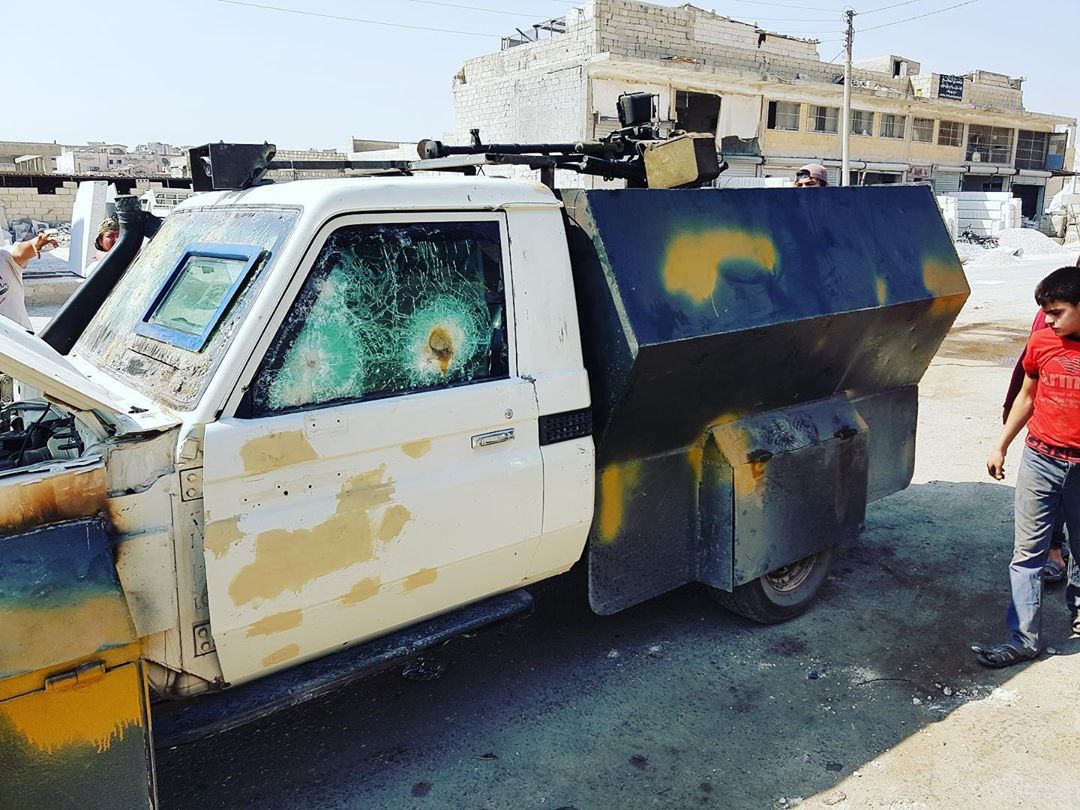 A mildly battle damaged HTS troop carrier in #Idlib, complete with craft produced armour panels, imported bullet proof glass, and a DShK pattern HMG.

Note forward facing camera.

Cc <a href="/oryxspioenkop/">Oryx Blog</a> <a href="/HKaaman/">Hugo Kaaman</a>