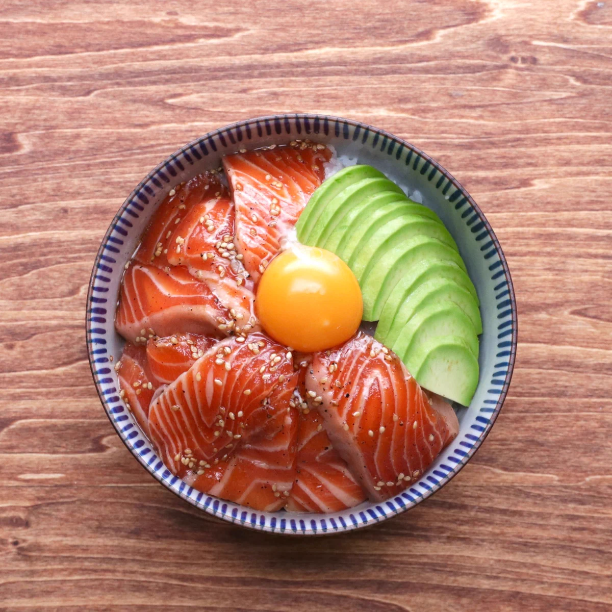 めんつゆがベースのタレがたまらない！「サーモンのペッパー漬け丼」のレシピ！