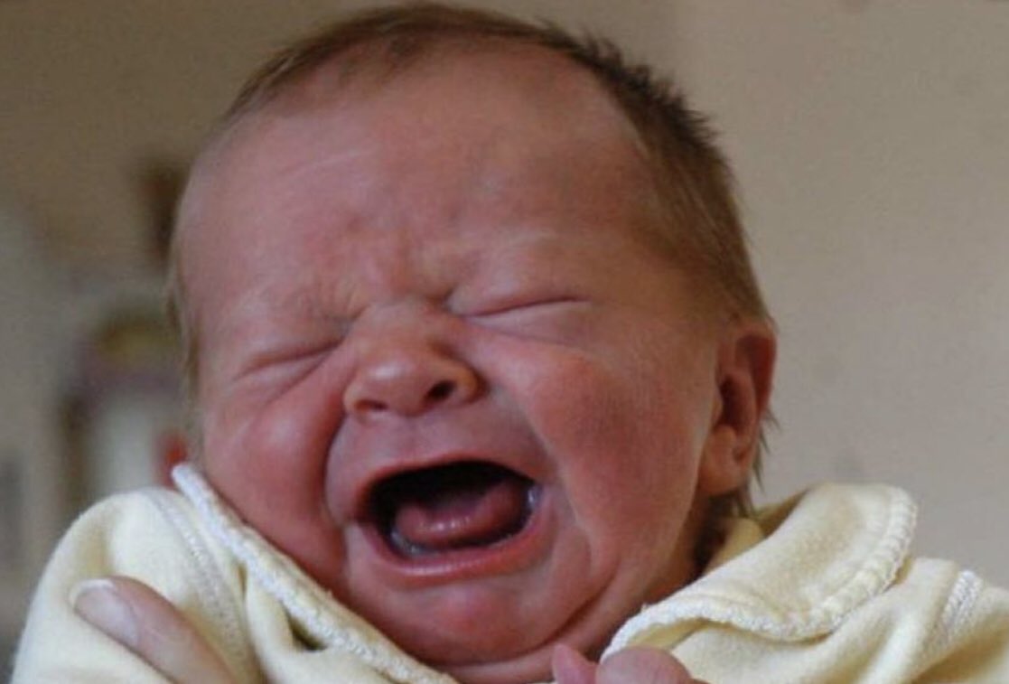 Ребенку 2 недели плачет. Новорожденный плачет. Новорожденный кричит. Новорожденный ребенок. Орущий младенец.