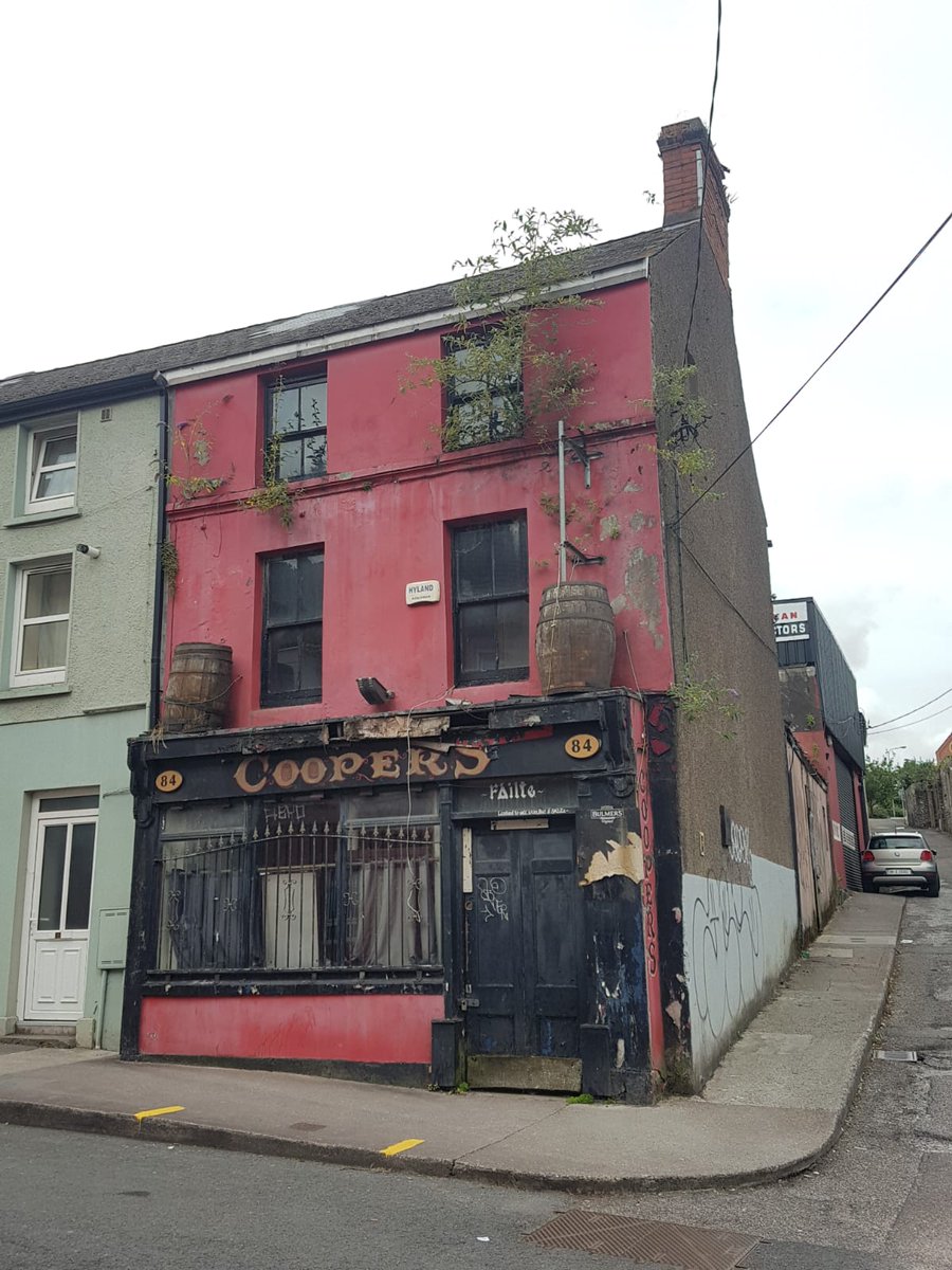 another character empty property in  #Cork city, this one looks like its also ready to collapse, so much untapped potential, we're in real danger of losing our invaluable stock &  #culturalheritage  #corkcc  #dereliction  #socialcrime  #homeless  #regeneration  #cities  #Ireland  #liveable