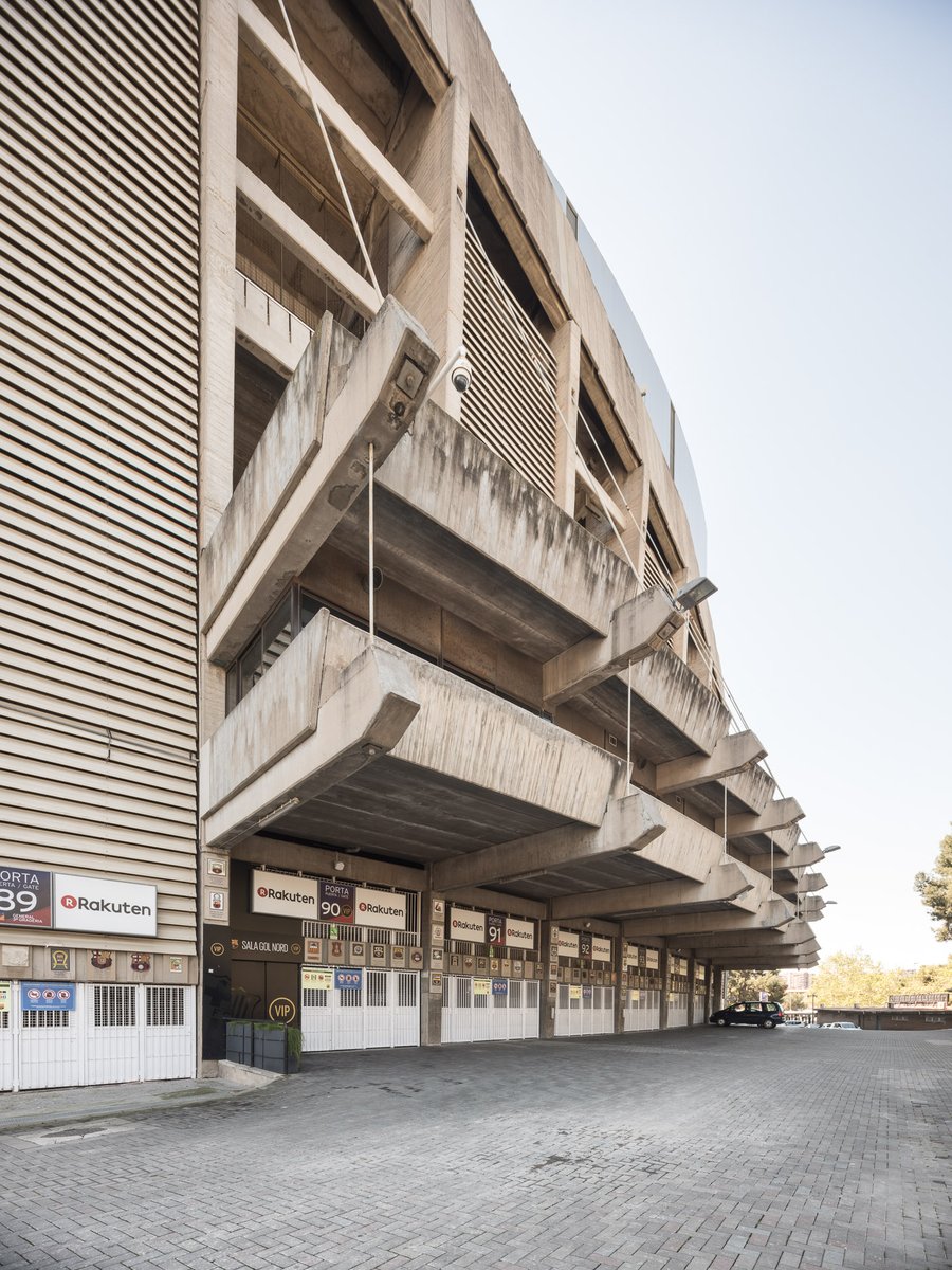 efemarq's tweet photo. A #Mitjans no l'interessava el futbol i mai havia fet cap estadi, així que per a fer el projecte #viatjà per tot el món estudiant camps de futbol. La seva aproximació al projecte fou tècnica i analítica, pur #funcionalisme. Per això el Camp és com és: una #estructura despullada. https://t.co/SFGSkwF7uA