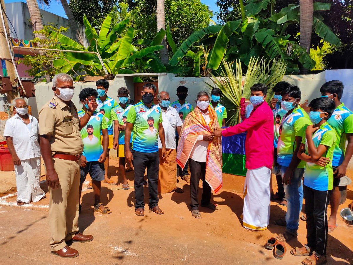 Anaigudi's tweet photo. கர்ம வீரர் பெருந்தலைவர் காமராசர் அவர்களின் 118 வது பிறந்தநாள் விழாவை ஆனைகுடி நாடார் சங்கம் சார்பாக சிறப்பாக கொண்டாடப்பட்டது...காலையில் மக்களுக்கு கபசுர குடிநீர் வழங்கப்பட்டது,விளையாட்டு வீரர்களுக்கு டீசர்ட்,மற்றும் பொதுமக்களுக்கு பொங்கல் ,சுண்டல் வழங்கப்பட்டது https://t.co/n9RodPSubv