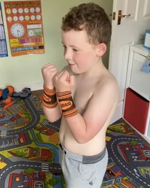 RobOyston's tweet photo. Excited for our FREE 30 minute Calzaghe Mini Dragons Session today at 4pm! 

Fantastic for 4-14 year olds and their mums and dads to have family fun and keep fit online the Calzaghe way!😀 

Click here to join your free session live at 4pm!
https://t.co/ZFnEZY9XNi https://t.co/VGd4rEjhR1