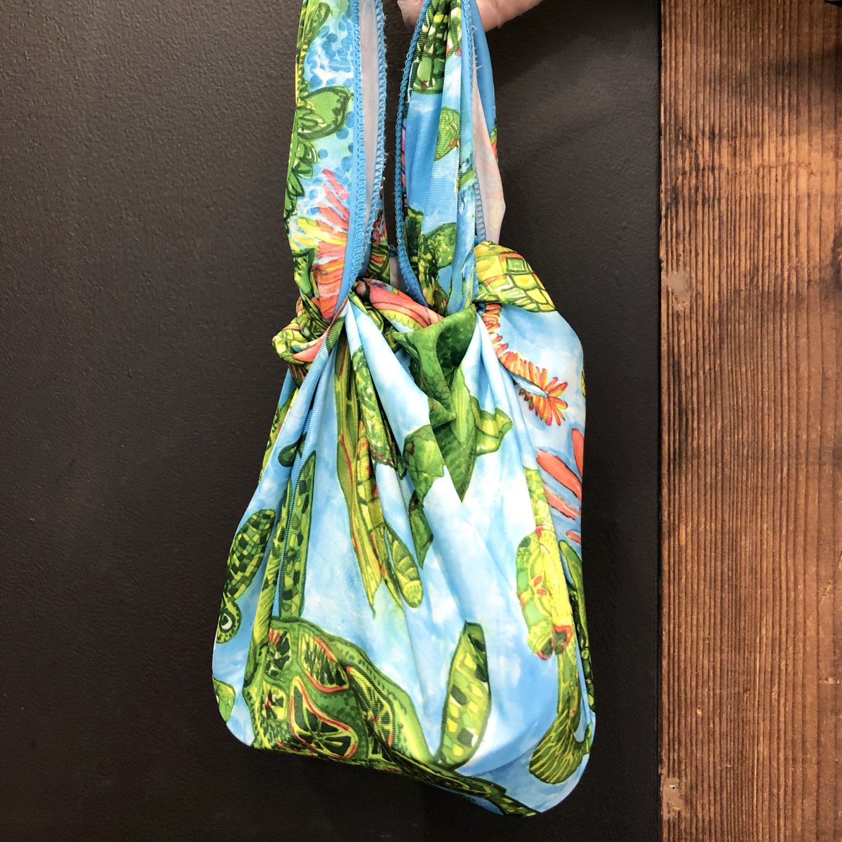 ラッシュイクスピアリ舞浜店 4回結ぶだけで簡単に作れる エコバッグ の作り方 作ってみたい人は いいね お願いします Lush ラッシュ ノットラップ Knotwrap 風呂敷 レジ袋有料化