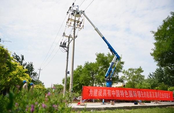 EDNewsChina's tweet photo. A new generation of live #workingrobots for power distribution systems have been put into service in N #China's Tianjin Municipality.Compared with previous live working robots,the latest versions are smaller and lighter,allowing them to work in complex terrain and narrow spaces https://t.co/6qMYsg4PQp