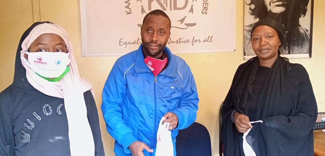 Through a partnership with <a href="/giz_gmbh/">GIZ</a> and <a href="/UhaiWetu/">Social Justice Centres Working Group</a>, justice centres across the country continue to distribute face masks and information packages to community members. This ensures access to information for grassrpot populations
#PamojaTuangamizeCorona
#tekelezakatiba