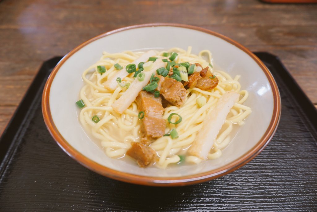 石垣島には「食」もたくさん!!
ボリューミーな上に安いです!

沖縄料理の多くは、あっさりとしていてとても食べやすく、どんな人でも好きになれるような味です～

石垣島に来たときは是非食べていってください!