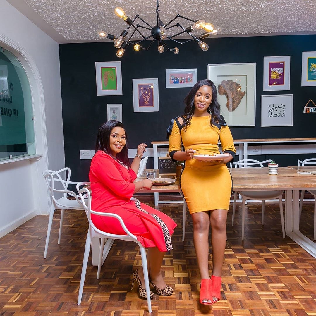Diana_Bahati's tweet photo. I'll be live on YouTube in A Few, 3PM 

I host your favourite artist and mentor @Size8reborn  on my show #CookandReveal
. SUBSCRIBE to #DIANABAHATI and I'll be chatting with you in a few 😘 cc @indomie_kenya #SupaMojo

👇 
https://t.co/HkaRaY3dAC https://t.co/x06Ra7AOX3