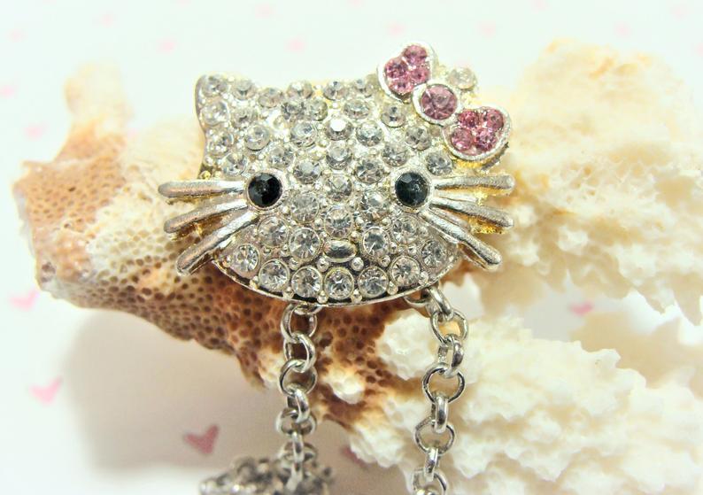 girliegals12's tweet photo. Silver Sparkly Rhinestone Hello Kitty Necklace: https://t.co/bMDeZcfg1P #HelloKittyjewelry #HelloKittynecklace #rhinestones #sparkly #catjewelry #giftsforgirls #tweens #teens #fun #birthdays #handmadeatamazon #amazonjewelry #amazonshop #shopsmallbusiness https://t.co/UFkSDGhX3T
