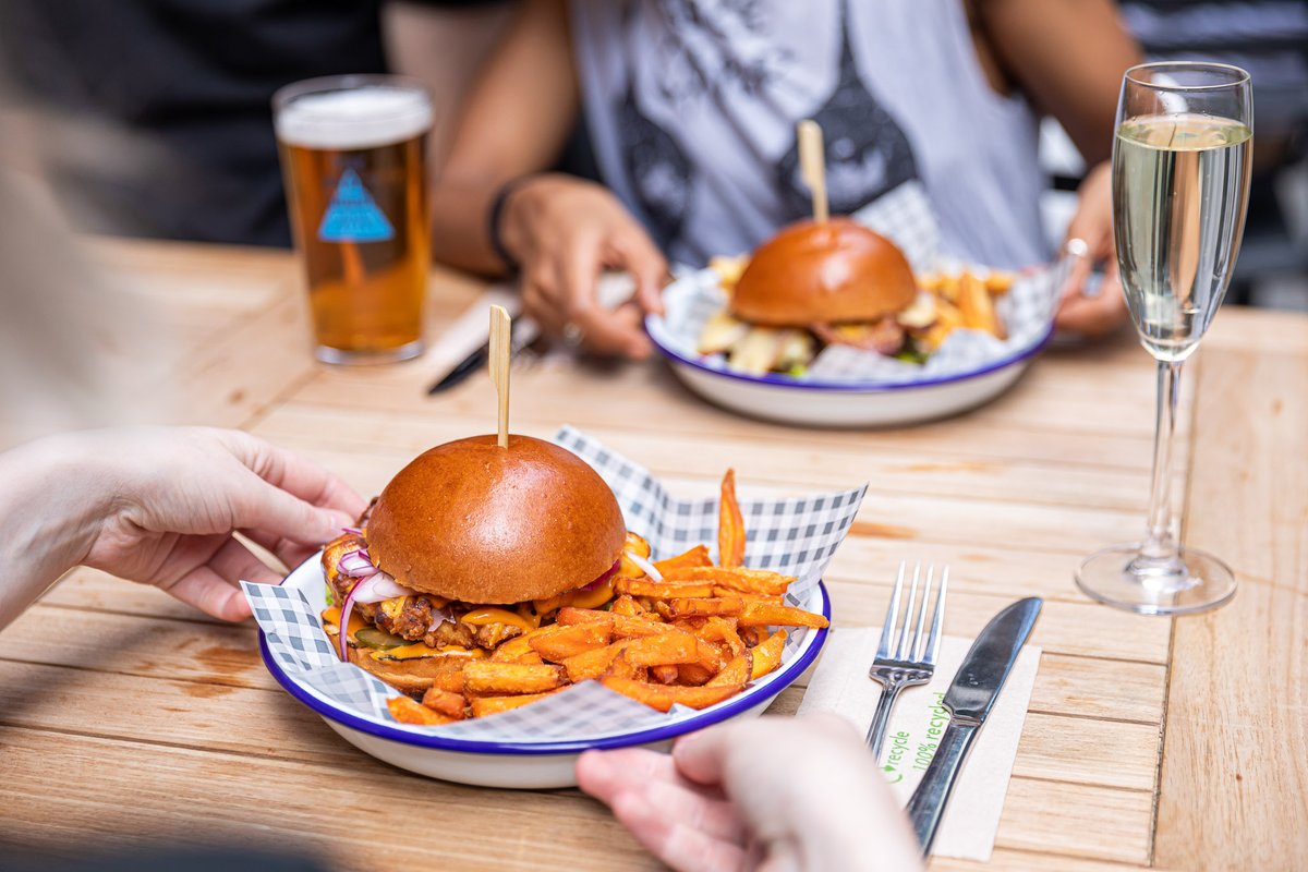 DraftHouseCS's tweet image. Grab the same epic burgers for even less! 

We've passed on the full benefit of the VAT reduction to our lovely customers, so have dropped our prices for all food and soft drinks. 

Book now at drafthouse.co.uk/book-now

#DraftHouse