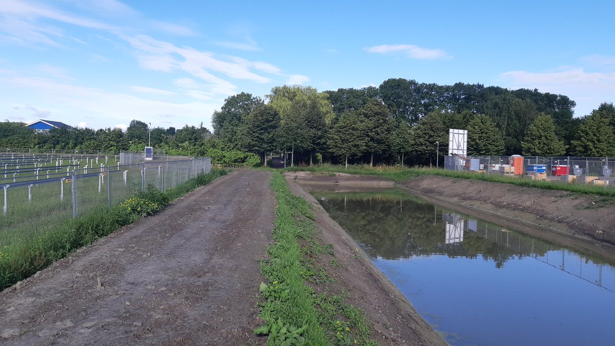 Zonneweide Tripkouw in aanbouw, met vaart voor recreatie, rietoevers voor natuur, participatie voor bewoners, afstand tot lintbebouwing voor de cultuurhistorie en.... duurzaam opgewekte stroom! HVC heeft dit met Natuurlijke Zaken gerealiseerd. Een mooi project voor Noord-Holland!