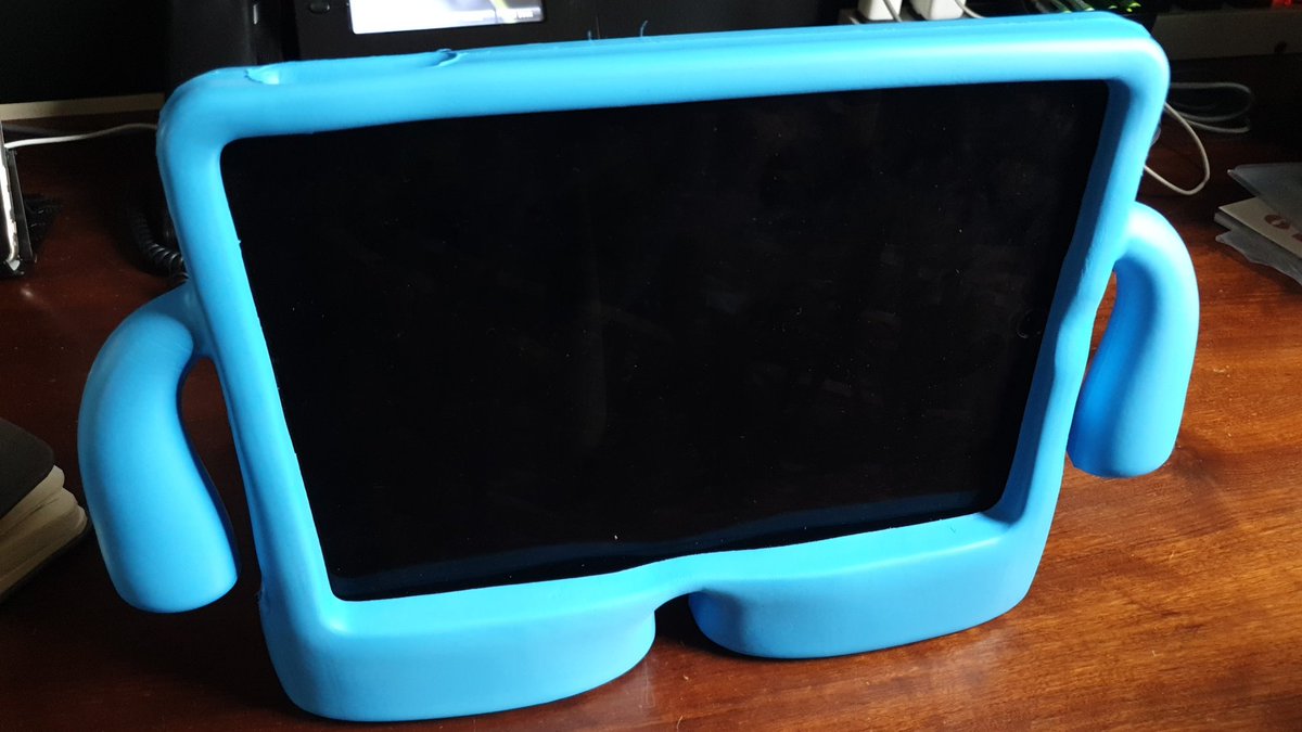 ishidamarcello's tweet photo. When your tablet is not actually "your"... 😓 https://t.co/9NFQnKAmPU