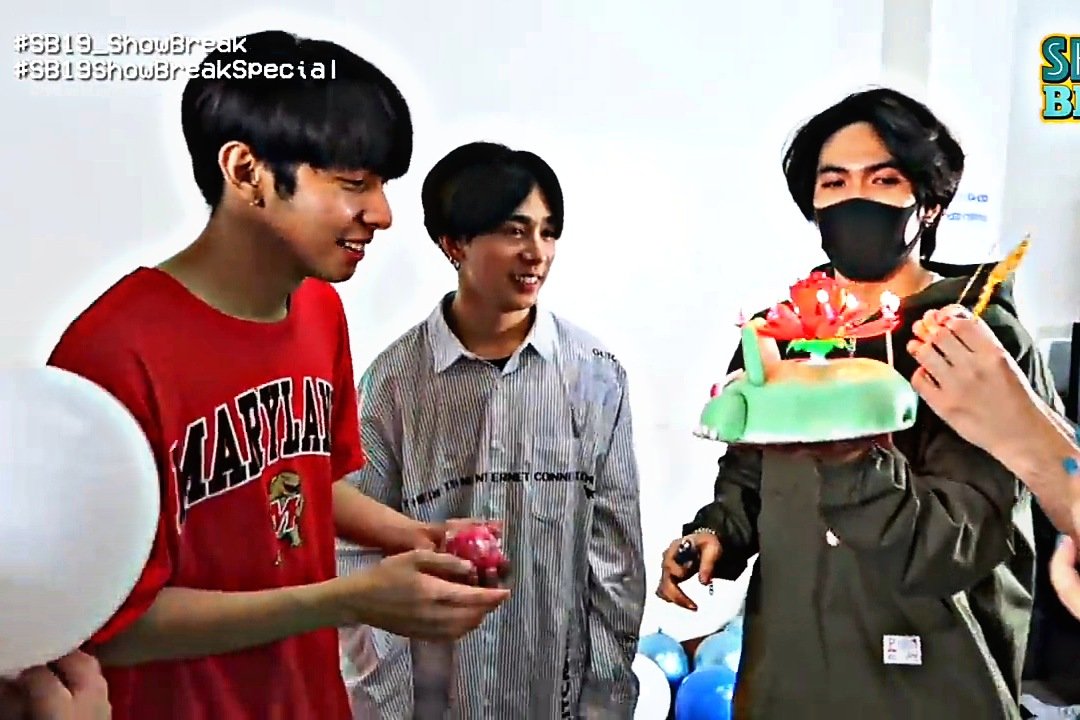 cssndra19's tweet photo. [07•14•20]
Showbreak Season 3:Ep. 8

#SB19_KEN  #SB19_JUSTIN 
#SB19_STELL #SB19_JOSH
 #SB19_SEJUN  #SB19DayChallenge15 @SB19Official https://t.co/GsAF9IRHyj