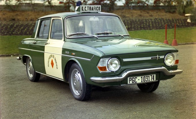 #¿SabíasQue... el Renault 10 compartió miles de kilómetros con los guardias civiles de la #AgrupaciónTráfico.

Con este vehículo patrullaron a mediados de los años 60 para garantizar la #SeguridadVial de las carreteras. 

¿Quién viajó en uno de ellos?