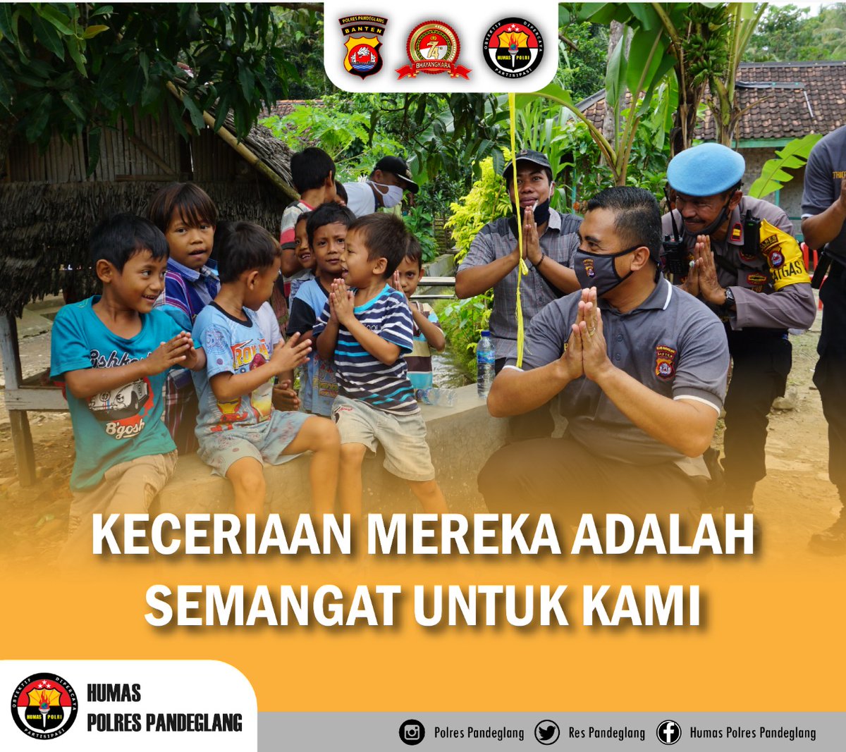 Potret salah satu kedekatan Kapolres Pandeglang AKBP Sofwan Hermanto dengan anak-anak yang berada di Desa Cimenteng, Taman Jaya, Sumur 

@divisihumaspolri
<a href="/multimedia/">MultiMedia Services</a>.humaspolri
@multimedia_poldabanten
@humaspoldabanten
#polrespandeglangkece
#PolriHumanis
#thebestpolbanten
