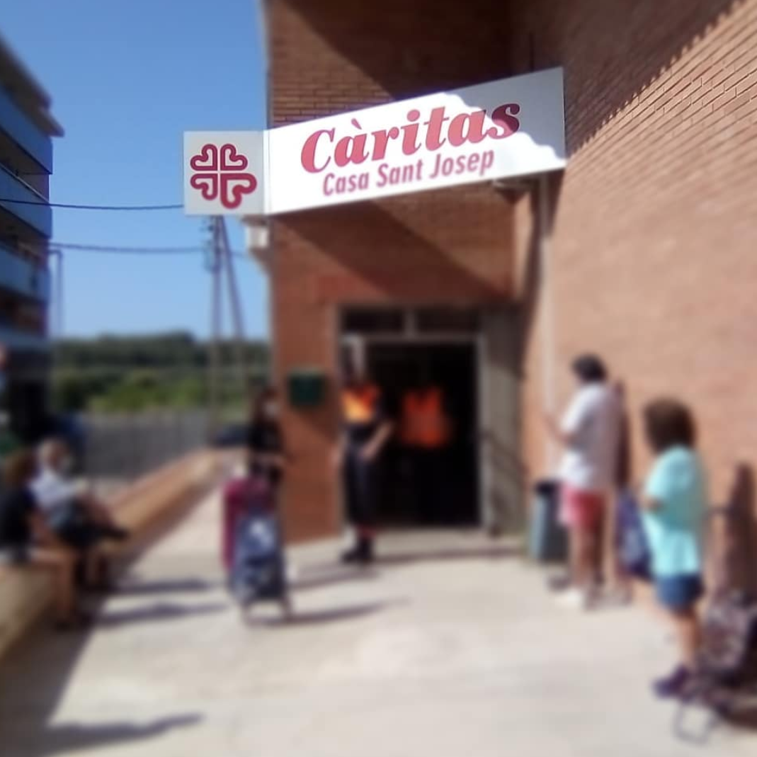 CaritasTDB's tweet photo. Cada setmana es reparteixen packs d'aliments  de primera necessitat a moltes families de Torredembarra.

Els Voluntaris del SDA (Servei Distribució Aliments) de Càritas estan fent una tasca impressionant!

Seguim! ♥️ https://t.co/NLOpwPVcpQ