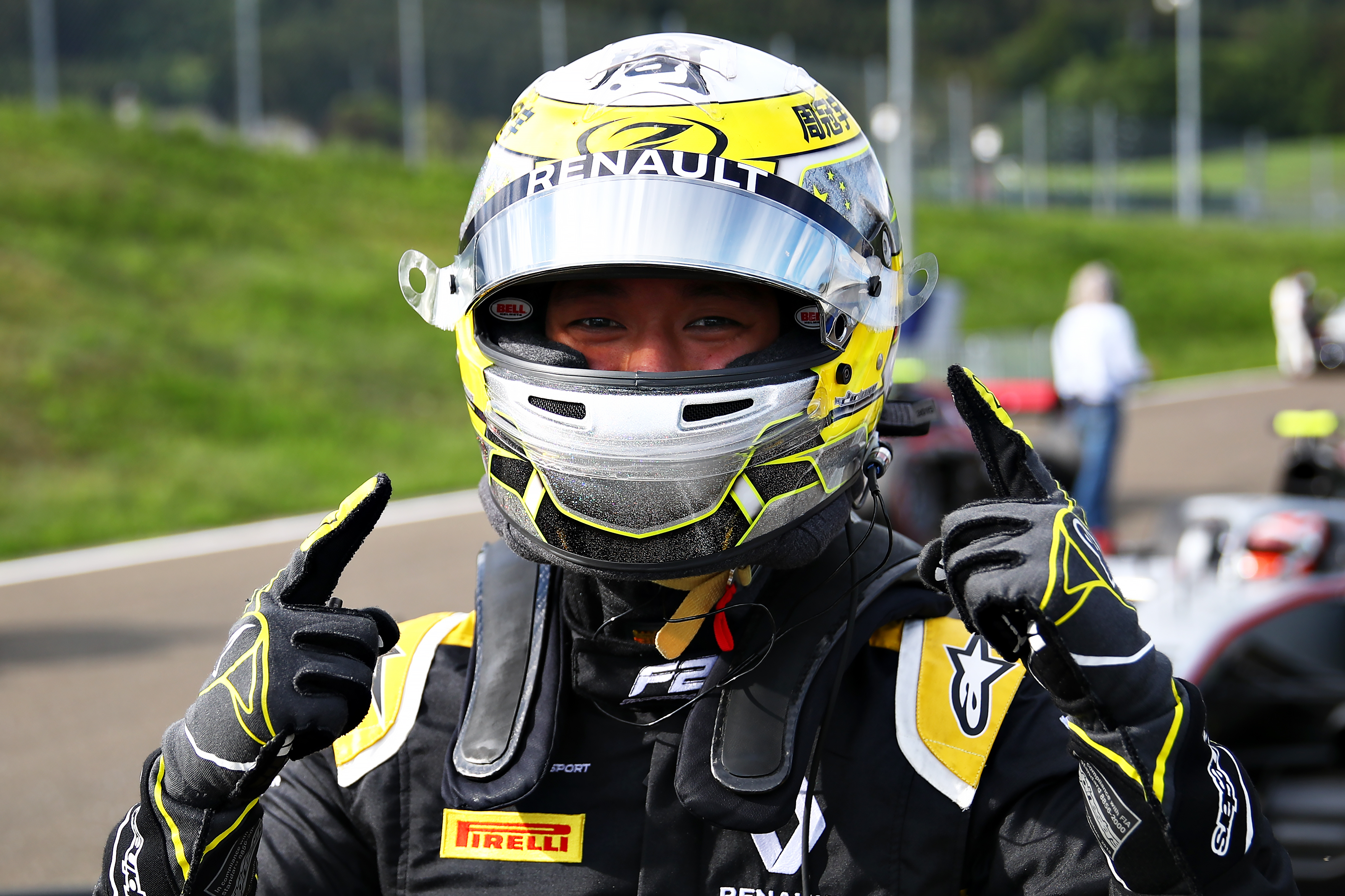 Guanyu Zhou nyeri az F2 első időmérő edzését