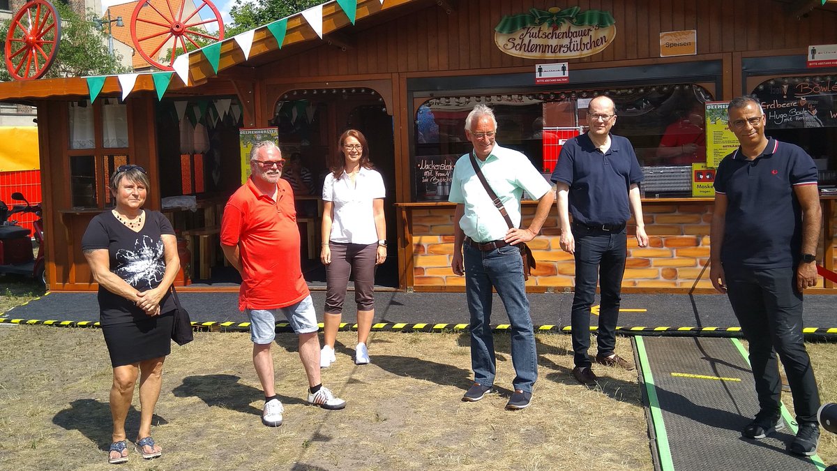 Kirmesleckereien gibt es ab sofort auf der "Delmenhorster Sommerwiese"! Bratwurst, Fisch oder Süßes könnt ihr auf der Hotelwiese in Delmenhorst schlemmen. Schausteller Kutschenbauer und Co sind von 12 bis 20 Uhr für euch da. 🍭