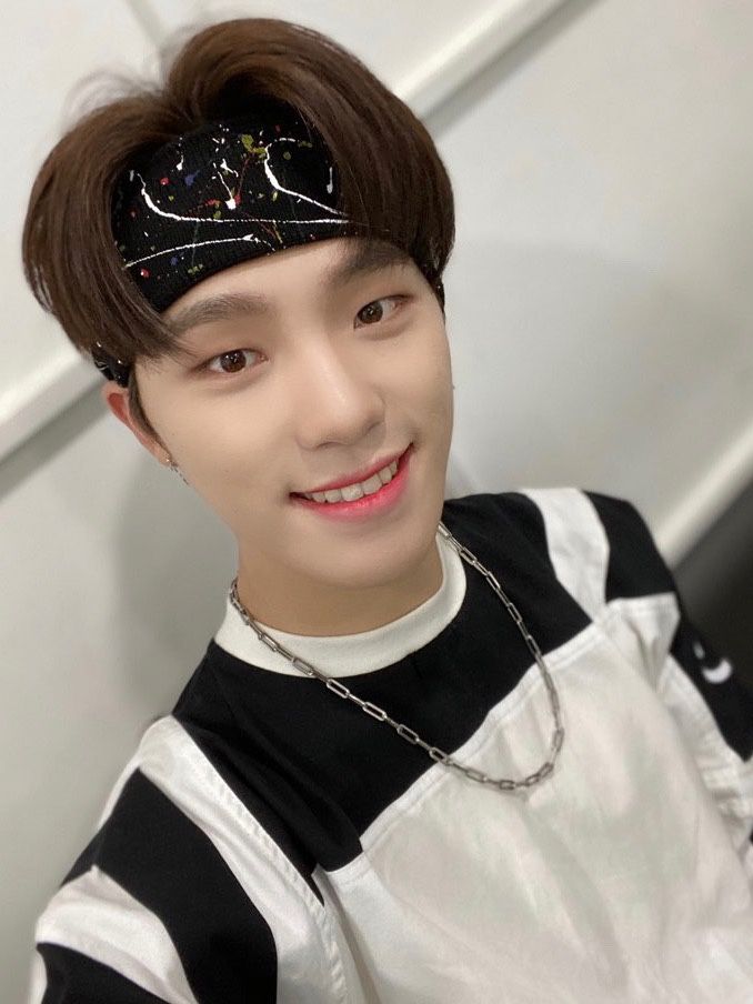 dino_backup's tweet photo. 200704 #디노
캐럿들 오늘 1위 너무 감동이었어요ㅠㅜ
절대 쉽게 ���어지지않는 결과라는걸 잘 알아서 더 영광스러웠고 소중했습니다☺ 늘 저희의 무대, 음악에 대한 열정과 진심을 빛내주셔서 감사드리고 사랑합니다 💎👈👉⭐ we love you carat❤💙 https://t.co/5a2DIwLNFR
