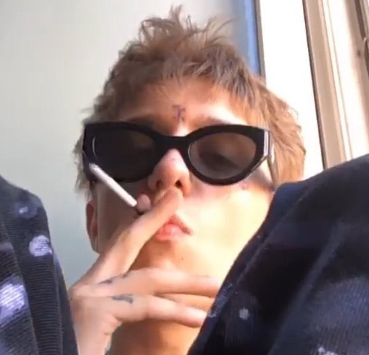 Артём:ты что так разоделся,надеешься своего бывшего вернуть?)0)                                                     Слава:нет,твоего)                                      гучии флип флапс