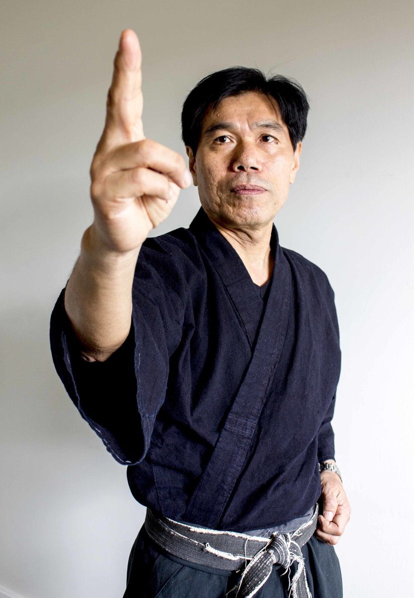 DAppDevTH's tweet image. “ท่าวิ่งนารูโตะ” ช่วยให้วิ่งเร็วขึ้นได้จริงหรอ ? นี่คือคำตอบจากปากนินจาคนสุดท้าย

จินอิจิ คาวาคามิ ผู้นำรุ่นสุดท้ายของตระกูลนินจาโคงะสุดเก่าแก่ เล่าว่า "ในอดีตนินจาเคยใช้ท่านี้วิ่งกันจริง แต่ไม่ได้ใช้เพื่อเพิ่มความเร็ว-แต่เป็นการวิ่งเพื่อประหยัดพลังงานมากกว่า"