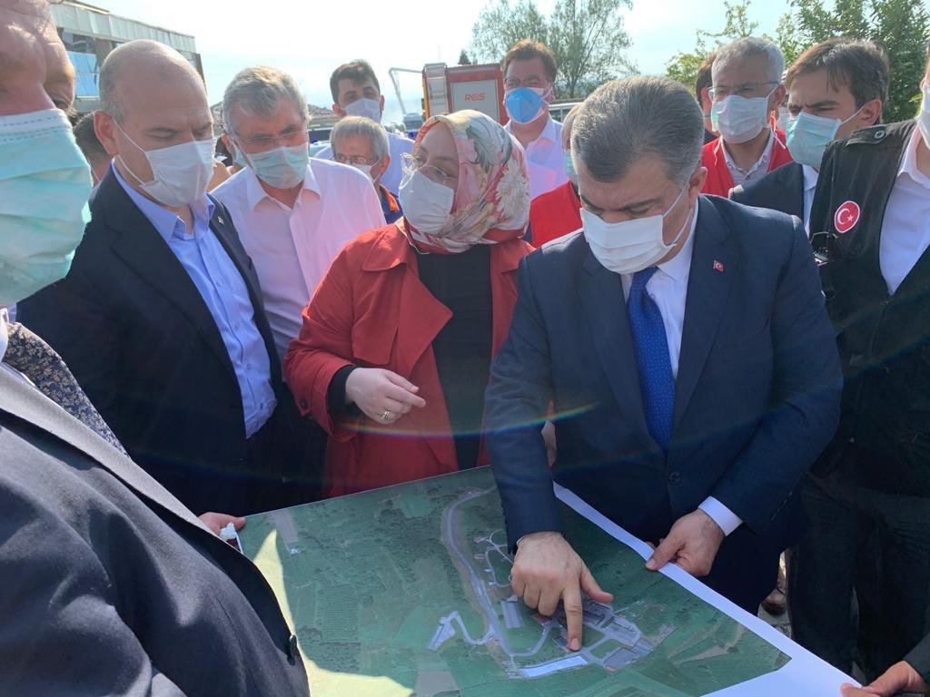 drfahrettinkoca's tweet photo. Acil Durum Merkezinde birlikte görev aldığımız bakan arkadaşlarımla, patlamanın yaşandığı havai fişek fabrikası çevresinde incelemelerde bulunduk. Yangın kontrol altına alınmış durumda. Patlama, çevreyi de etkileyen bir hasara yol açtı. https://t.co/iEEIKJvzeE