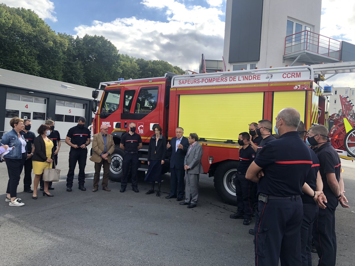 AndreLaignel's tweet photo. Remise des clefs du nouveau véhicule aux @pompiers36 d’Issoudun : la modernisation des équipements, c’est permettre des outils de travail performants pour les femmes et les hommes engagés au secours de la population. #courage #dévouement https://t.co/FLn0iWisy1