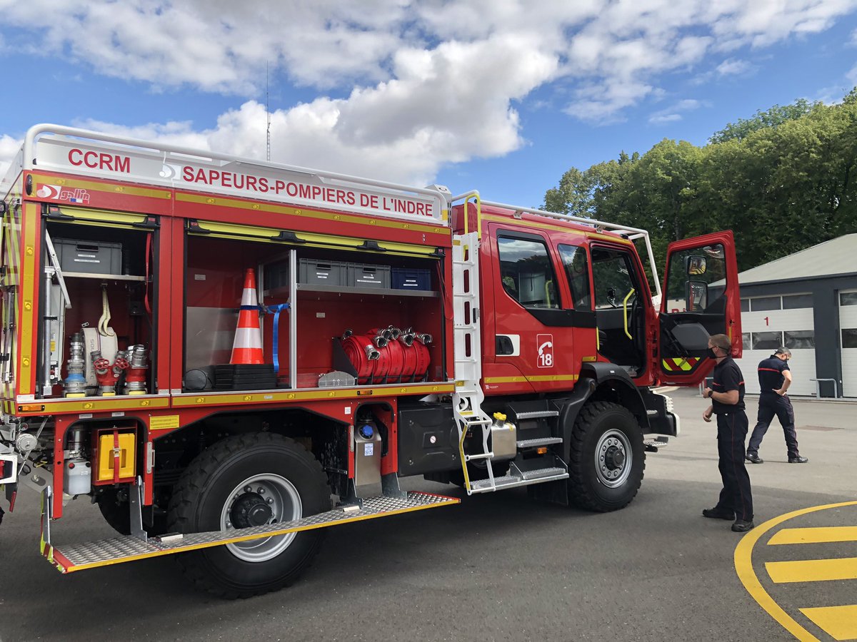 AndreLaignel's tweet photo. Remise des clefs du nouveau véhicule aux @pompiers36 d’Issoudun : la modernisation des équipements, c’est permettre des outils de travail performants pour les femmes et les hommes engagés au secours de la population. #courage #dévouement https://t.co/FLn0iWisy1