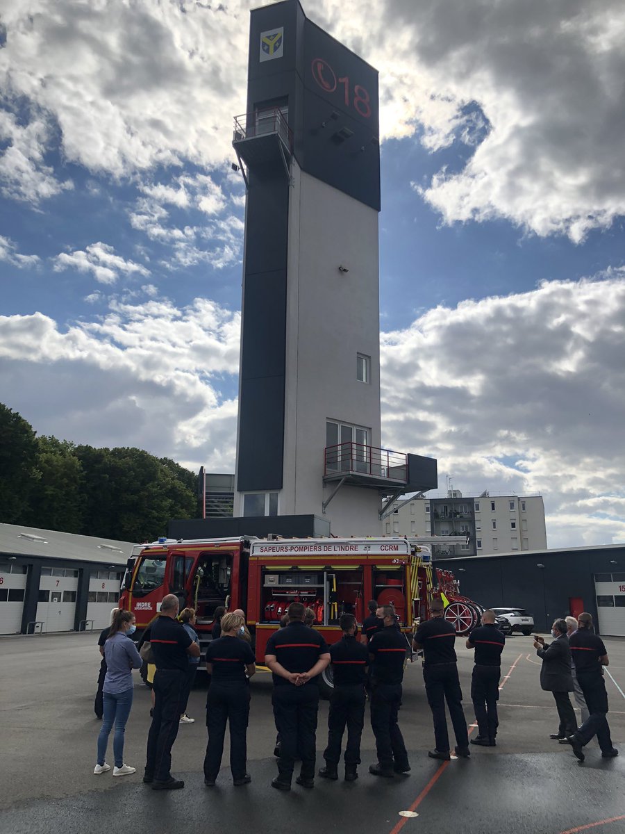 AndreLaignel's tweet photo. Remise des clefs du nouveau véhicule aux @pompiers36 d’Issoudun : la modernisation des équipements, c’est permettre des outils de travail performants pour les femmes et les hommes engagés au secours de la population. #courage #dévouement https://t.co/FLn0iWisy1