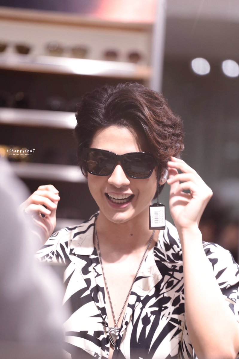 Ishappyshot's tweet photo. Happy Day  🤍🖤 /3July2020 / ทุกๆคนต้องคิดถึงคนในรูปกันมากแน่ๆ เลยใช่ไหมคะ 🥺🥺🥺

#XXSIVK 
#EMQUARTIERXTRINITY #BKKSHOPPINGFESTIVAL https://t.co/XvXGP8NDQJ