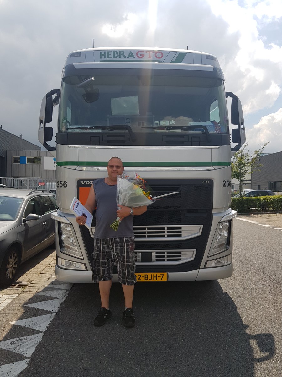 HEBRAGTO's tweet photo. Silvio 
van Harte gefeliciteerd 12.5 jaar in dienst💐

#HEBRAGTO #Gefeliciteerd #Jubilaris #12.5jaar #GTOtransporten #Silvio #Tank https://t.co/Sti316EQTu