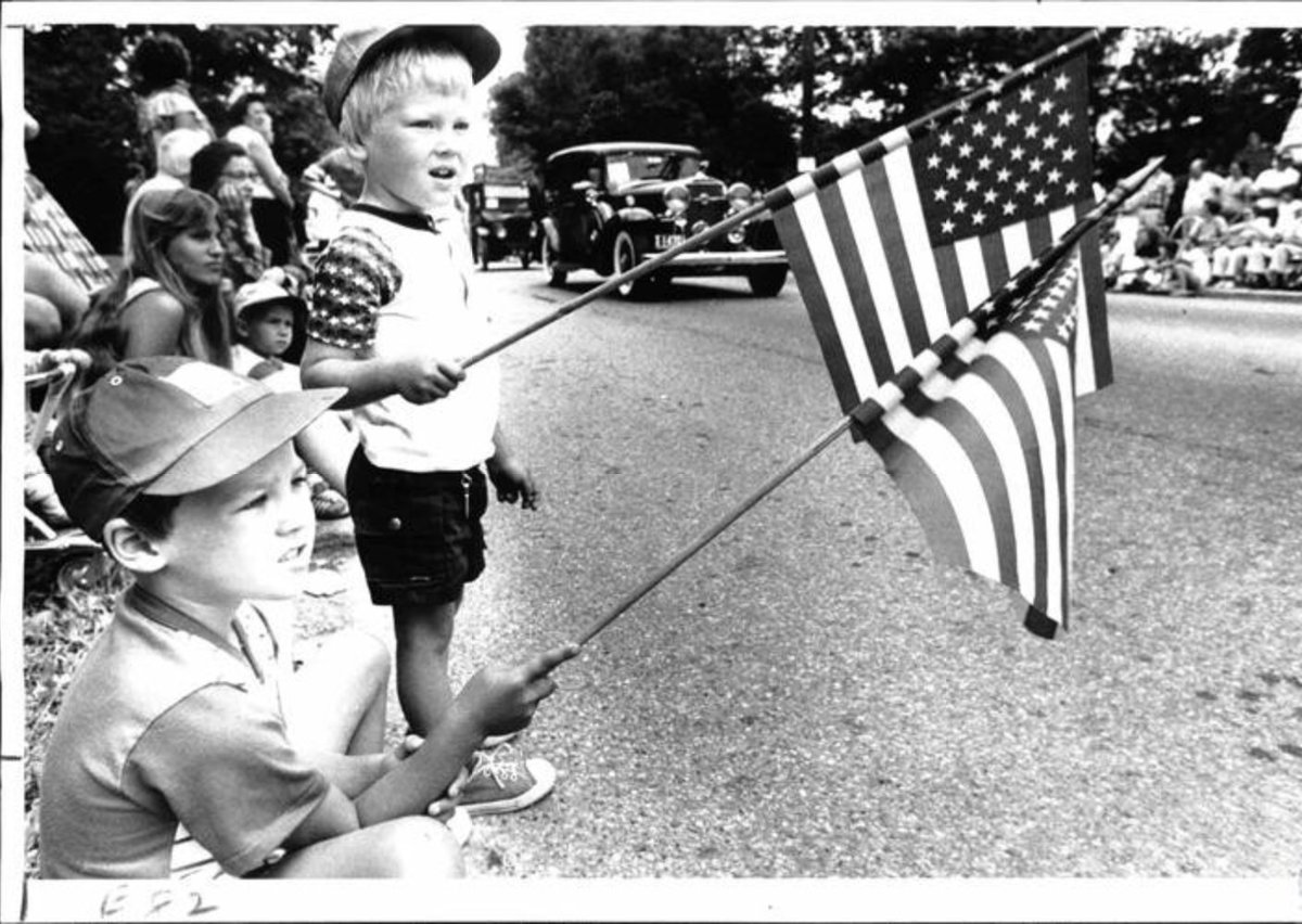 LINKnkySupport's tweet image. 💥We hope everyone has a safe and happy 4th of July this weekend! 🎉💥

(Img: Tim and Kevin Gessner of Erlanger watch the 4th of July Parade in Fort Thomas, 7/4/1978, Kenton County Library Archives)
