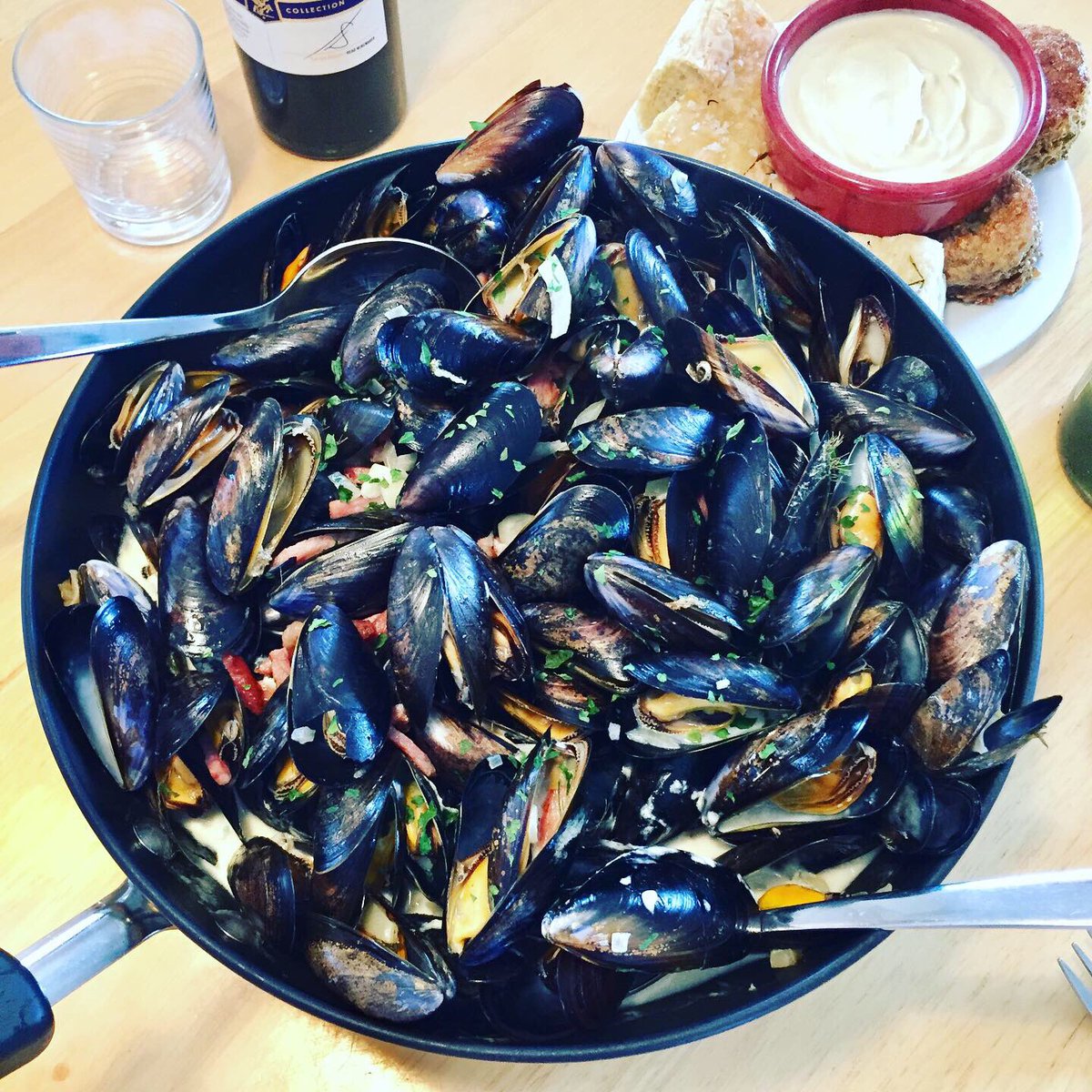 EternalFoodie's tweet photo. Picked up these delicious mussels from @PeterNorthcape and whipped up a @ChefBrianMcD recipe from #DonegalTable 👌🏼😋 #FreshFish #HomeCooking https://t.co/oMswnI3EX7