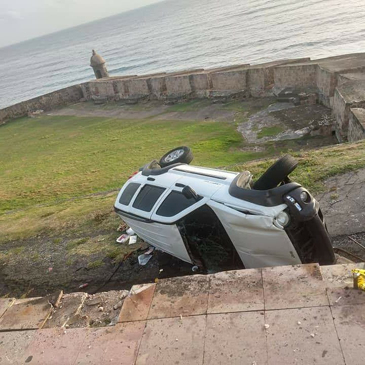 INTIMEPR's tweet photo. 🚨ACCIDENTE OCURRIDO EL DÍA DE HOY, DONDE VEHÍCULO JEEP LIBERTY, TERMINA CASI EN EL MORRO DE SAN JUAN, PUERTO RICO🚑 #dylanobrienisoverparty #selectividad #InTimepr #PuertoRico #Isladelencanto #onepiece984 #Cucalon2021 #HamiltonFilm #dylanobrienisoverparty #Jeep #Jeepliberty https://t.co/jUBnDj3ZPb