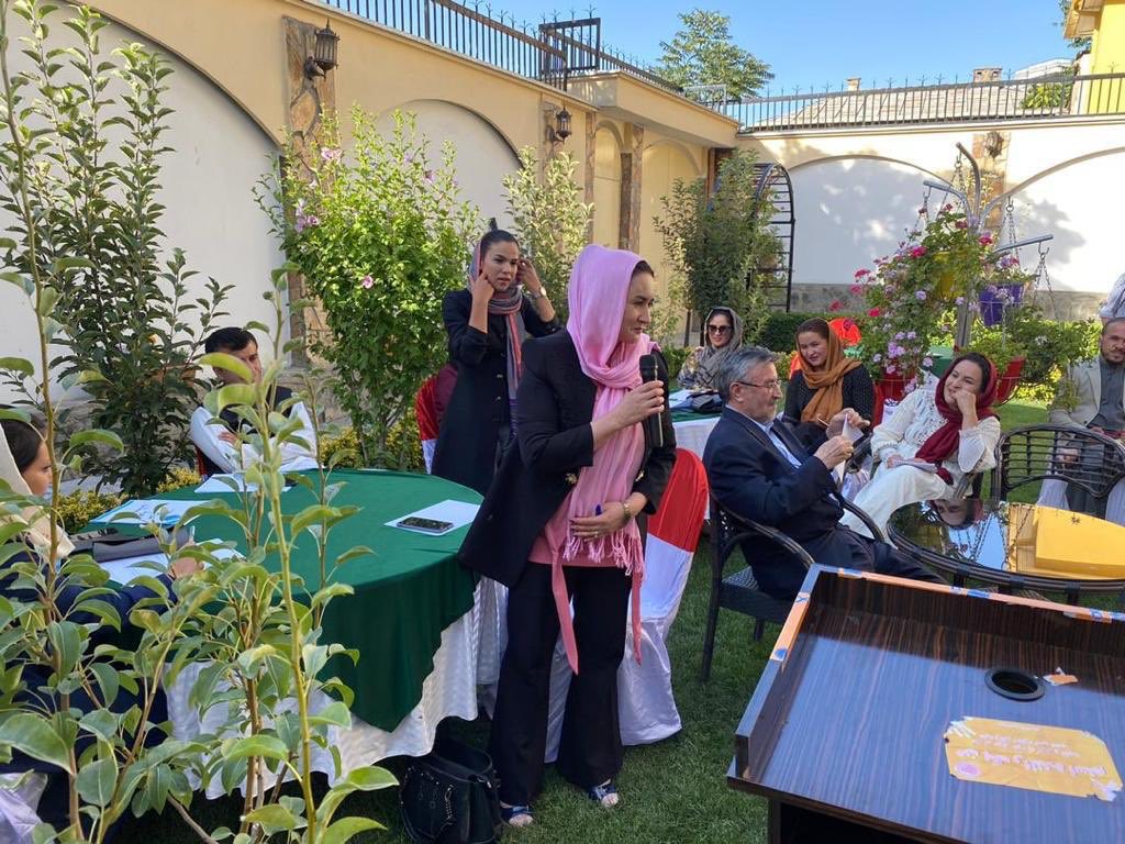 Fawziakoofi77's tweet photo. برای پختگی یک جریان سیاسی در کنار حوادثیکه جریان بتواند از دل ان عبور کند مهم اند؛به همان پیمانه بسیج توده‌ها و مردمی سازی برنامه ها برای مسیر و سمت دهی ذهنیت ها اهمیت دارد
در جلسه مشورتی با شماری از اعضای شورای ��هبری،فعالین سیاسی /مدنی منشور موج تحول به نقد/مشوره گذاشته شد. https://t.co/lcCmH1NPRR
