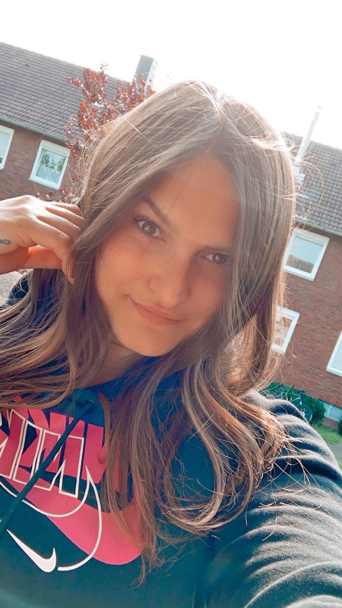 HollyBanks007's tweet photo. Endlich ist die Sonne zurück ☀️
.
#summer #sun #sunlover #love #warm #warmweather #happy #light #holly #nike #withoutglasses #münster #germany #germangirl #madeingermany https://t.co/Eqdb0iZx5Y