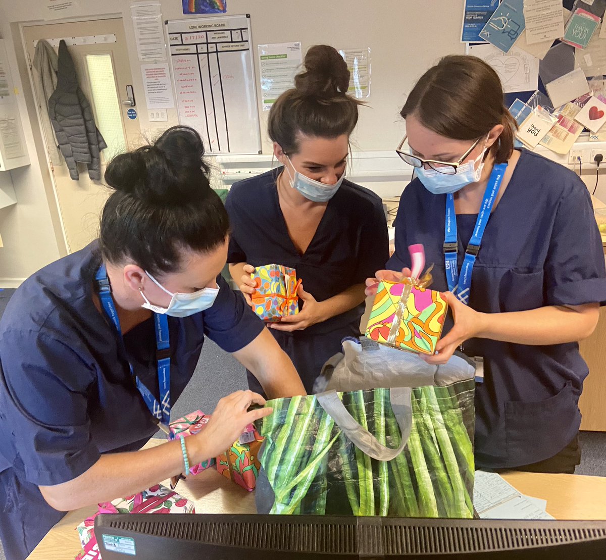 Mikey6oyR's tweet photo. Thanks to @LushLtd for keeping our hard workers squeeky clean and smelling gorge! 🛀 #NHSThankYou https://t.co/UMxF7rxzus
