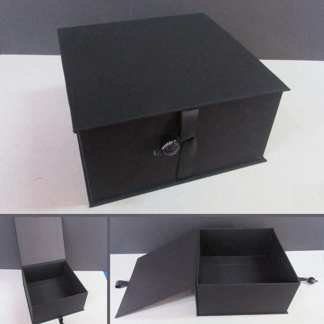 #LoQueHacemos - Caja forrada en tela, con tapa y broche para cerrar

#QuédateEnCasa
Somos #En3Artes 🇻🇪