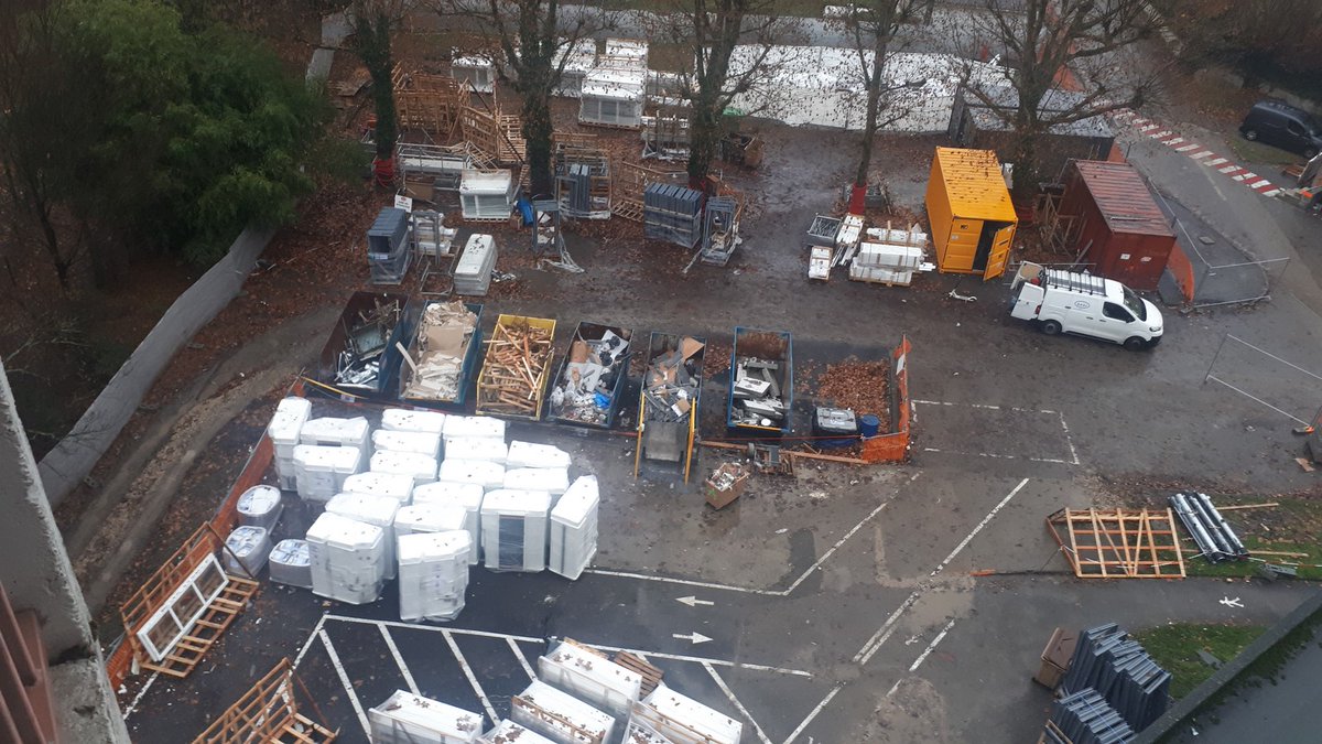 BouyguesBat_SE's tweet photo. [#RSE🌿] Nos #InnovativeBuilders s'engagent dans la valorisation des déchets ♻️!

À La Tronche (38), la réhabilitation de la Résidence universitaire du CROUS participe à une démarche « Chantier Zéro Déchet Ultime ». 

En savoir plus 👉 https://t.co/cVegG0rZAa
© Charrière et Jacob https://t.co/5fgCZK0P2f