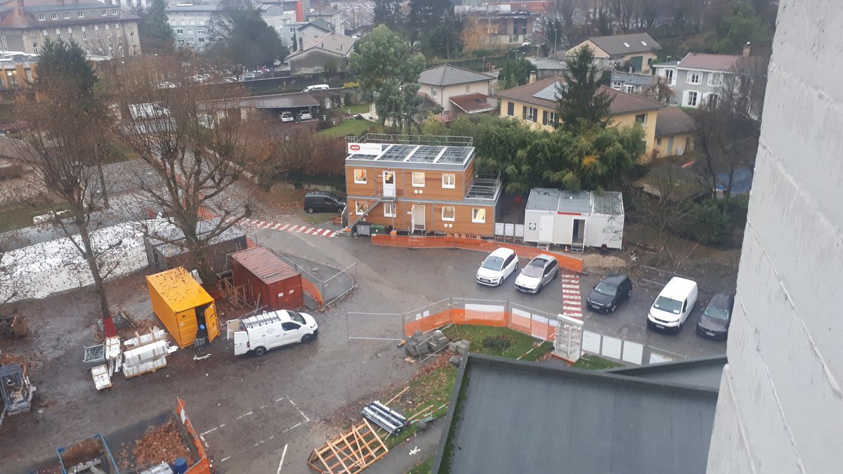 BouyguesBat_SE's tweet photo. [#RSE🌿] Nos #InnovativeBuilders s'engagent dans la valorisation des déchets ♻️!

À La Tronche (38), la réhabilitation de la Résidence universitaire du CROUS participe à une démarche « Chantier Zéro Déchet Ultime ». 

En savoir plus 👉 https://t.co/cVegG0rZAa
© Charrière et Jacob https://t.co/5fgCZK0P2f