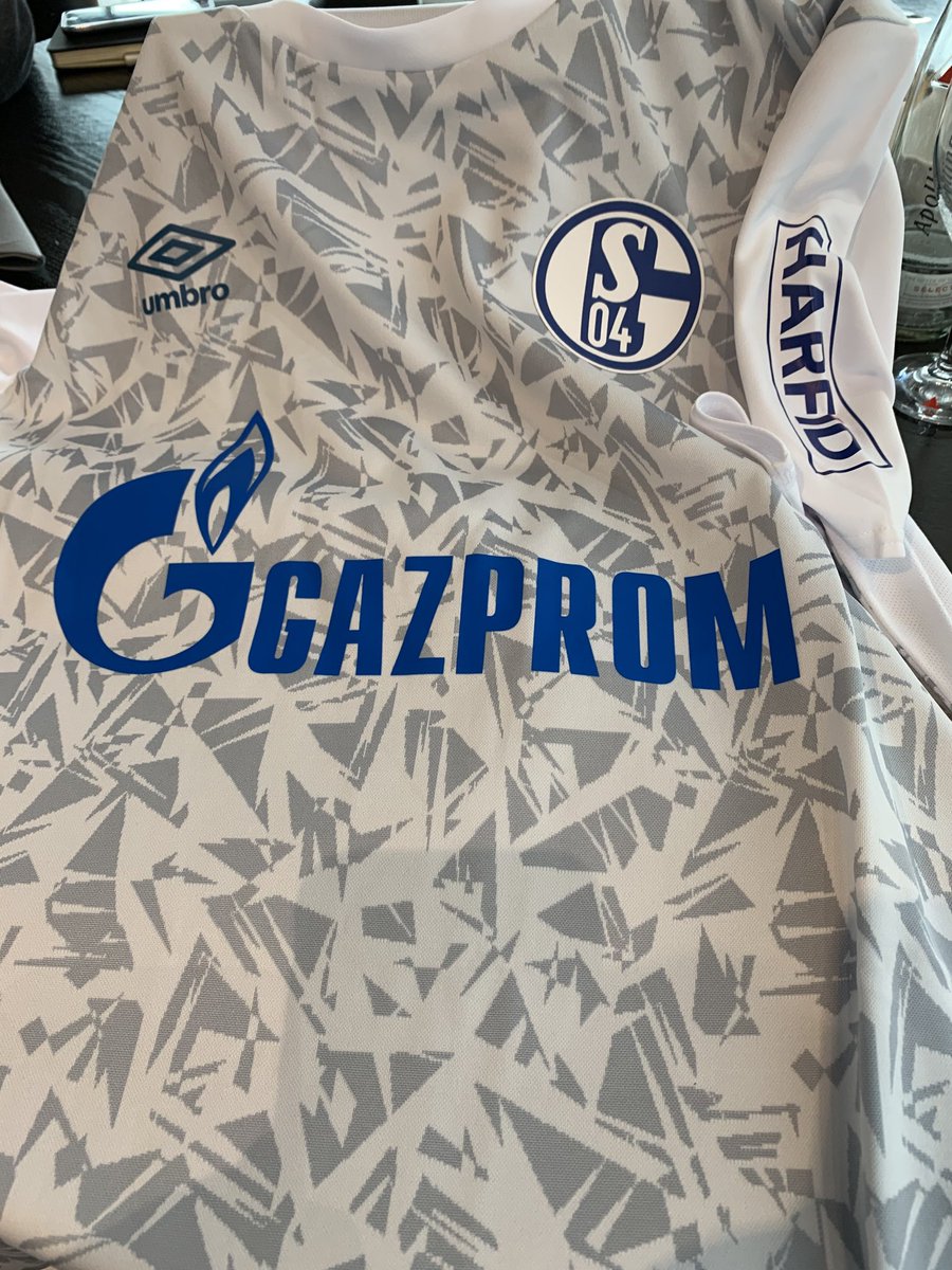 RaphaelWiesweg's tweet photo. Mit dem Trainingsshirt des @s04 wurde der neue Ärmelsponsor #Harfid vorgestellt. Vertrag geht über fünf Jahre. Die Deutsche Post AG war schon vor fast einem Jahr auf #Schalke zugekommen und hatte wegen drastischen Sparprogrammen um ein Ende der Partnerschaft gebeten. #S04 https://t.co/LQwl3c6eH0
