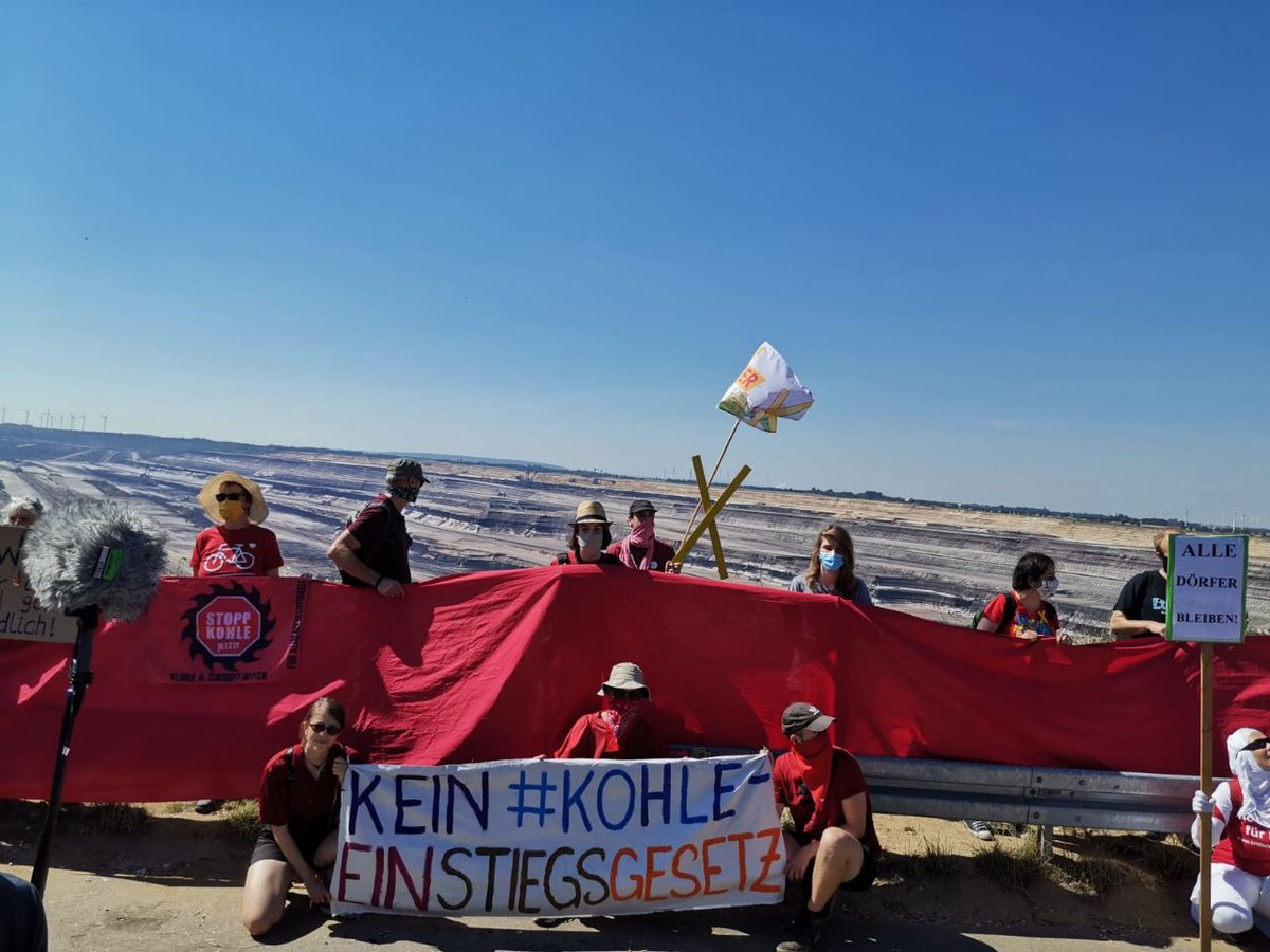Fridays4future's tweet photo. ‼️Urgent‼️
The German government just decided on a coal phase out 2038. This is too late and will take the targets of the Paris Agreement completely out of reach for Germany. We cannot and will not let this happen! https://t.co/qIAuTQ5yDe